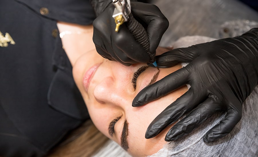 Redessinez vos sourcils avec le tatouage semi-permanent : microblading